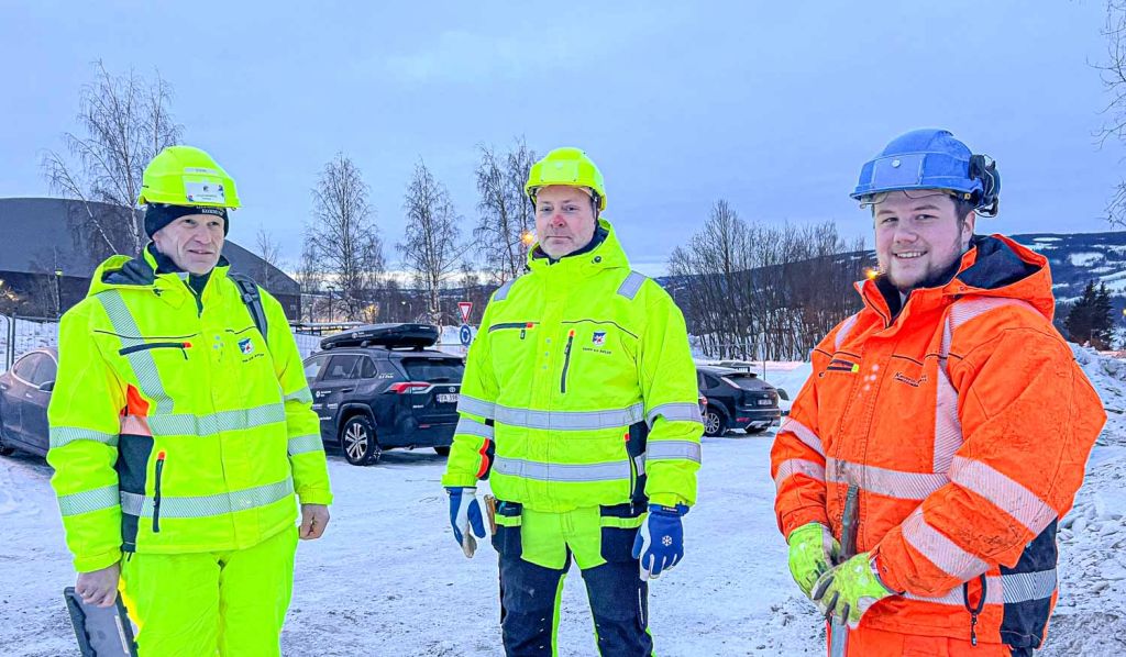Tre menn i arbeidsklær - Krohne og Lillehammer kommune