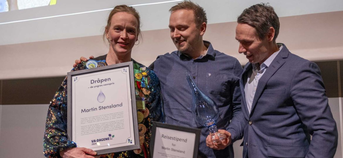 Martin Stensland fikk tildelt Dråpen - de yngres vannpris - for 2024. Her sammen med Ingrid Holøyen Skjærbakken i Norsk VAnn og VA-yngre og Knut Stensberg i SG PAM Norge. (Foto: Jørn Søderholm)